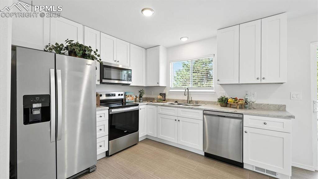 Image 16 of 50: Crisp, clean, renovated Kitchen.