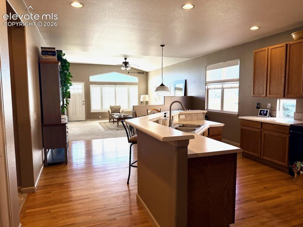 Image 12 of 42: Kitchen counter bar