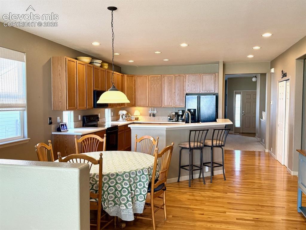 Image 13 of 42: Kitchen dining area