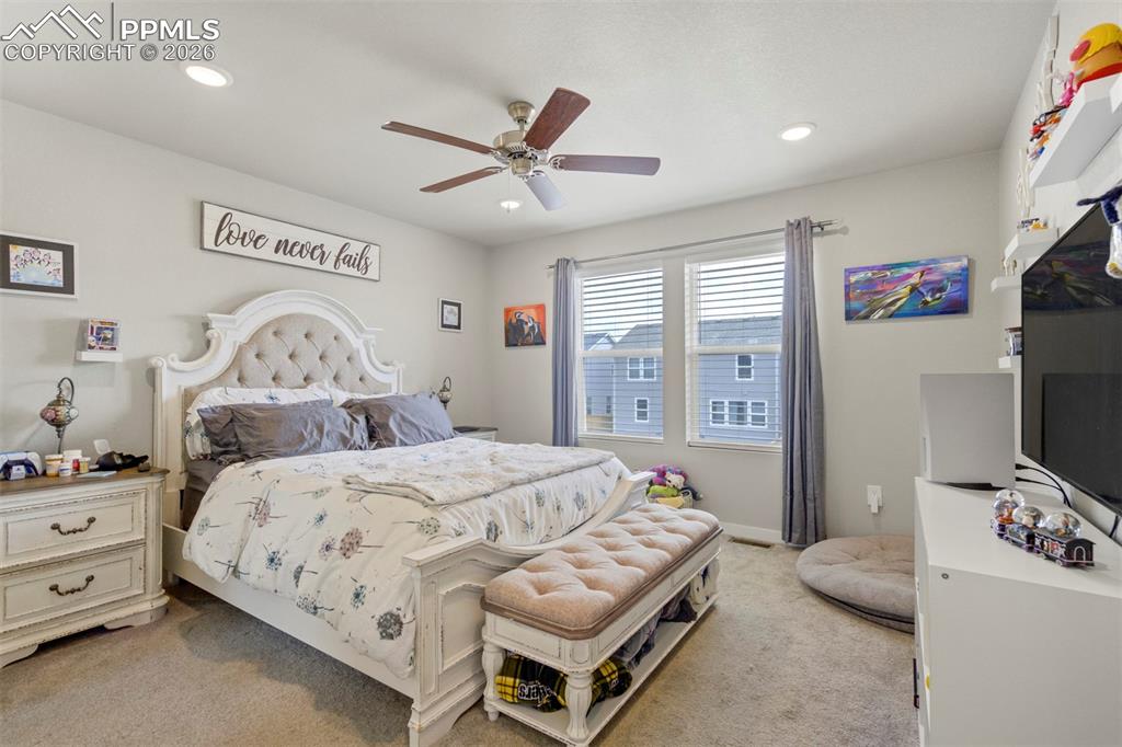 Image 21 of 45: Bedroom