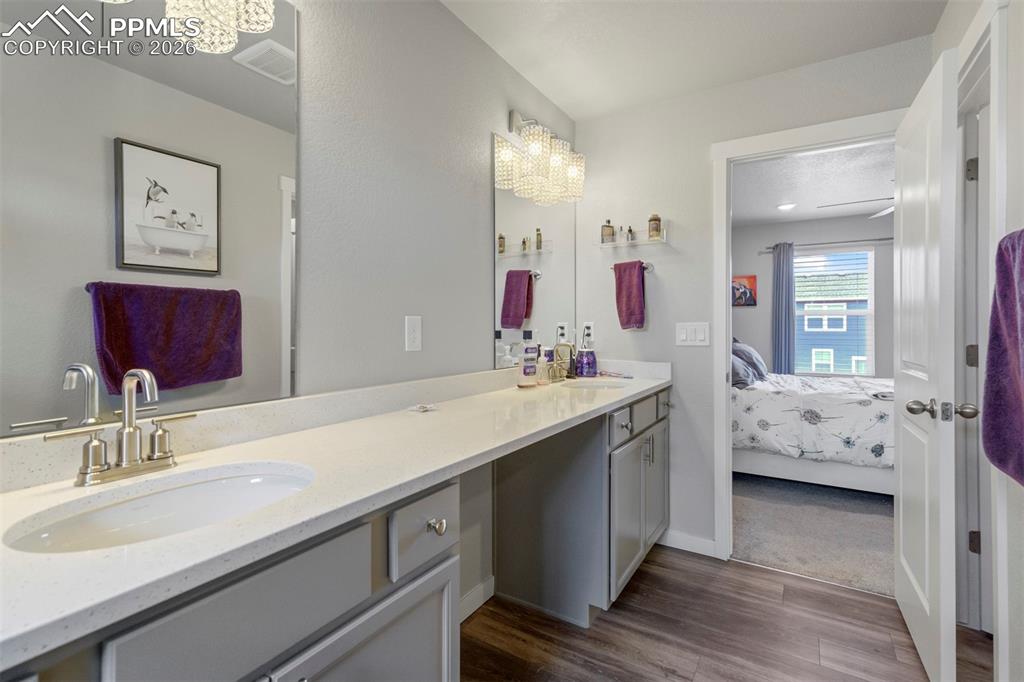 Image 25 of 45: Bathroom