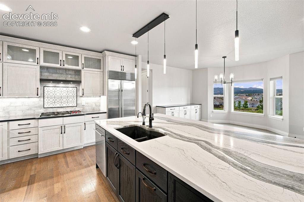 Image 16 of 47: Kitchen