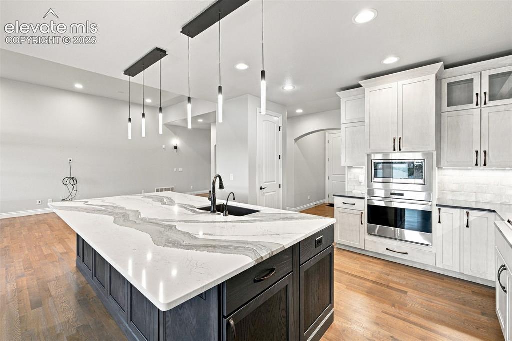Image 17 of 47: Kitchen