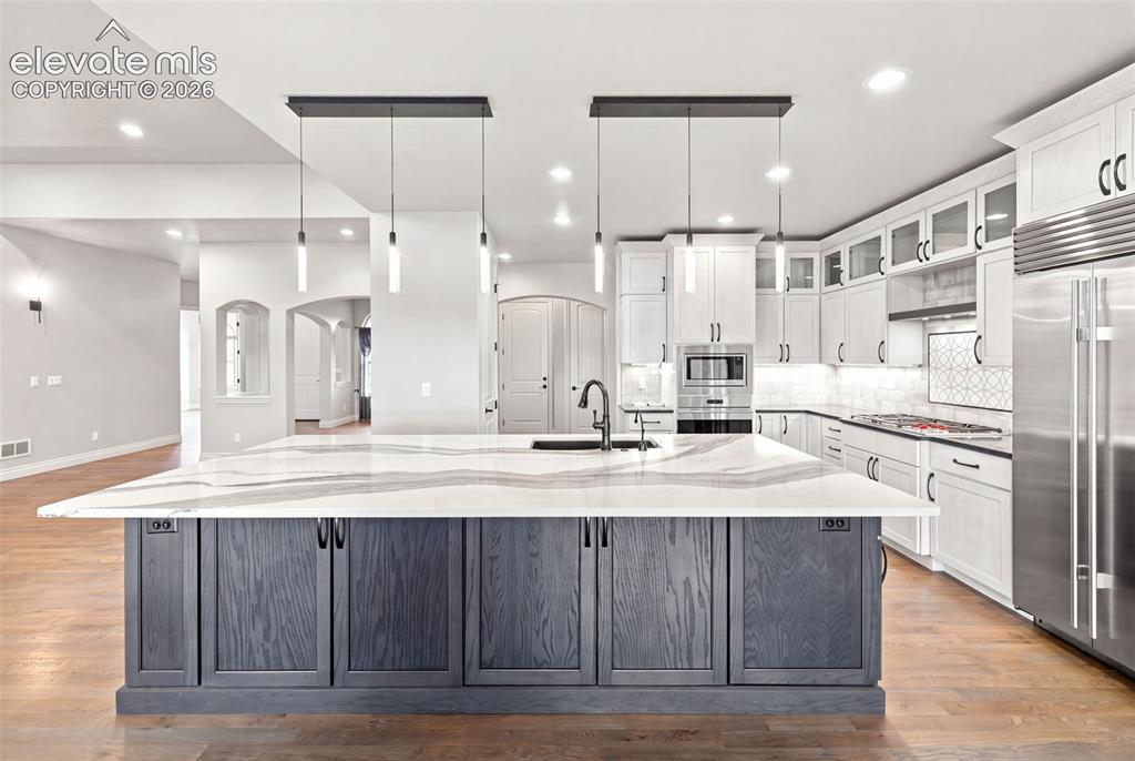 Image 18 of 47: Kitchen