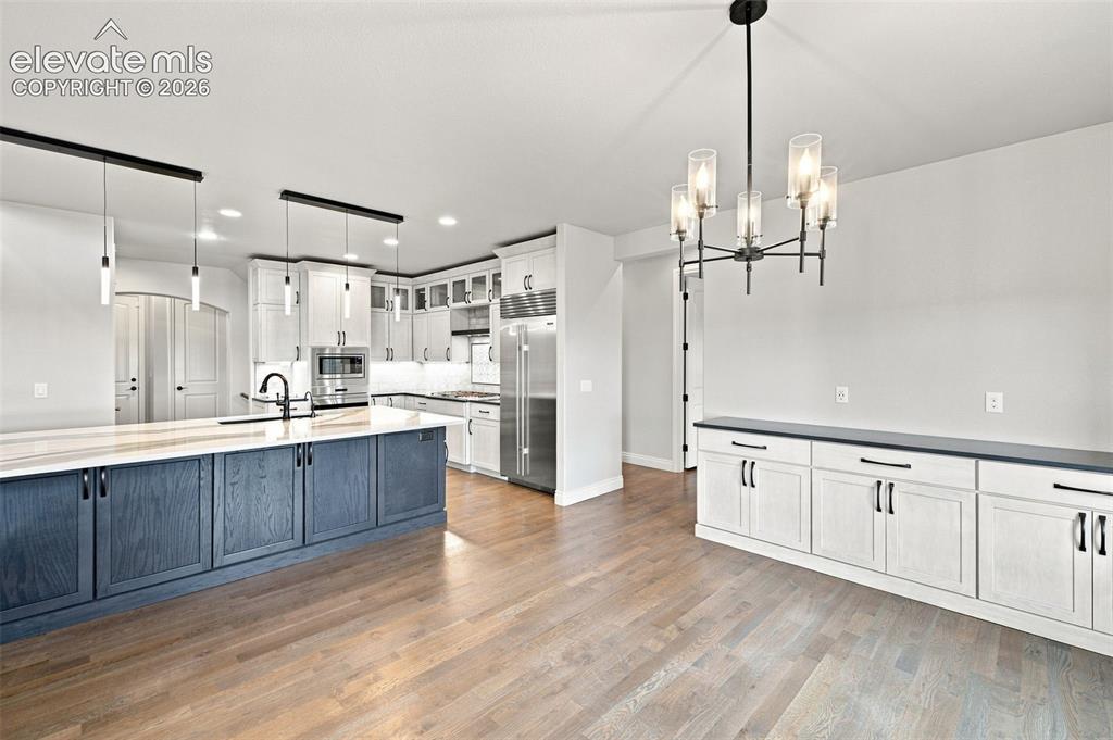 Image 19 of 47: Kitchen