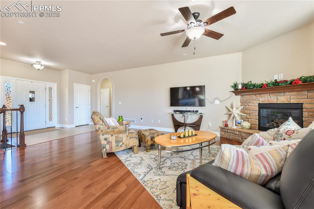 Image 11 of 50: Living Room