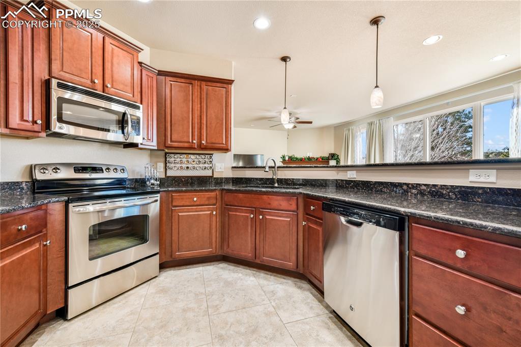 Image 16 of 50: Kitchen