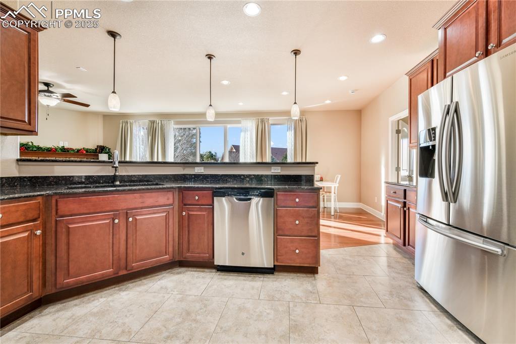 Image 17 of 50: Kitchen