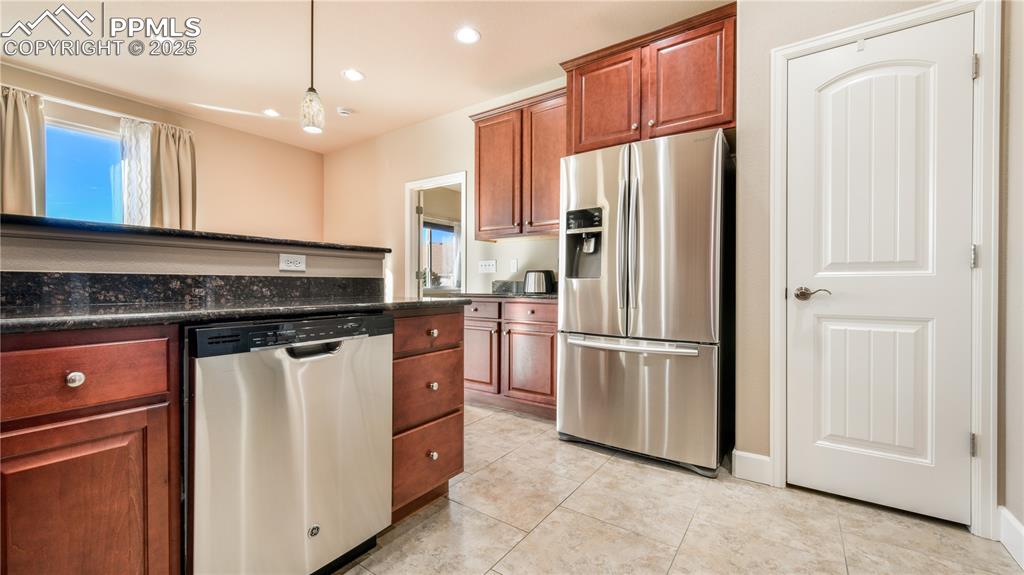 Image 18 of 50: Kitchen