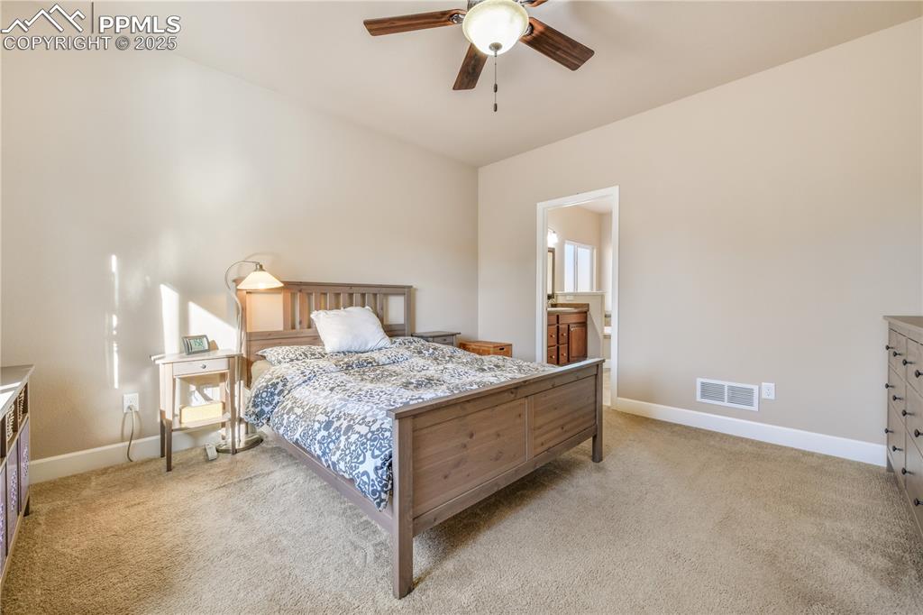 Image 19 of 50: Bedroom