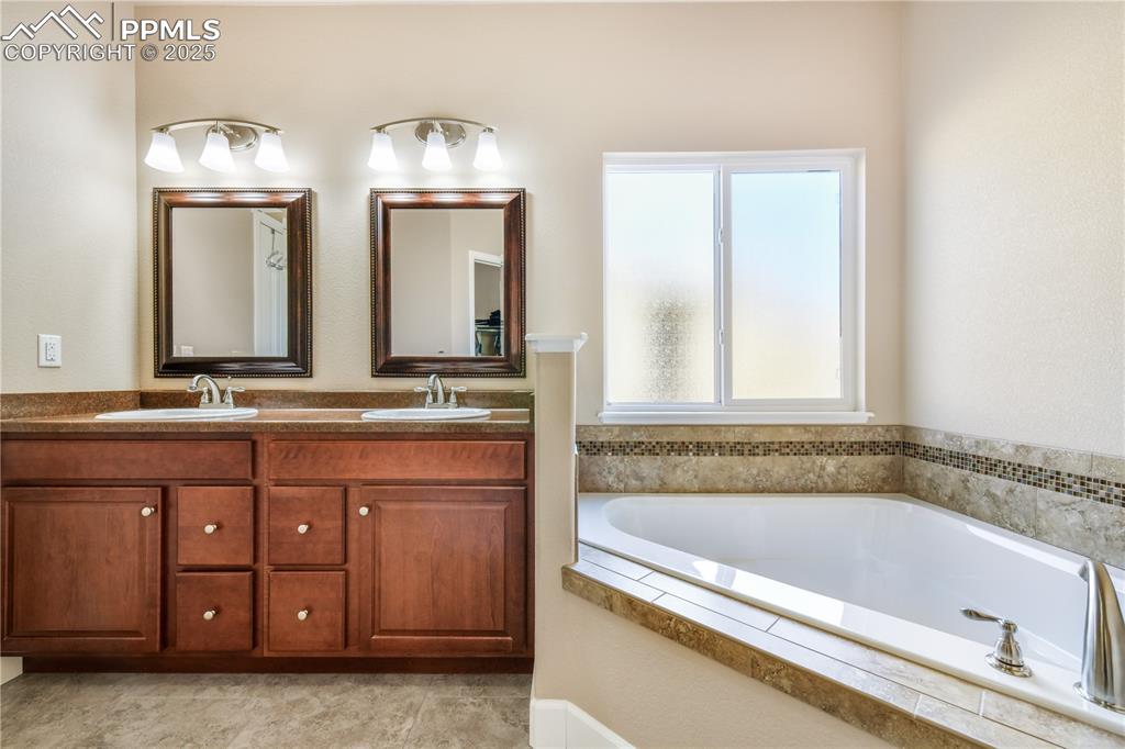 Image 23 of 50: Bathroom