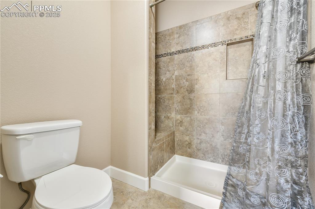 Image 24 of 50: Bathroom