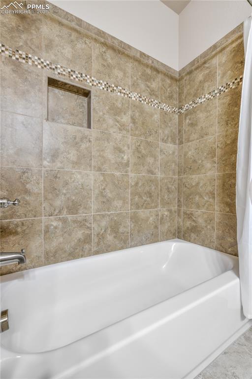 Image 29 of 50: Bathroom