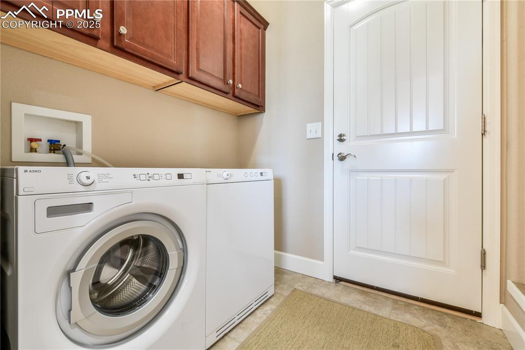 Image 32 of 50: Laundry