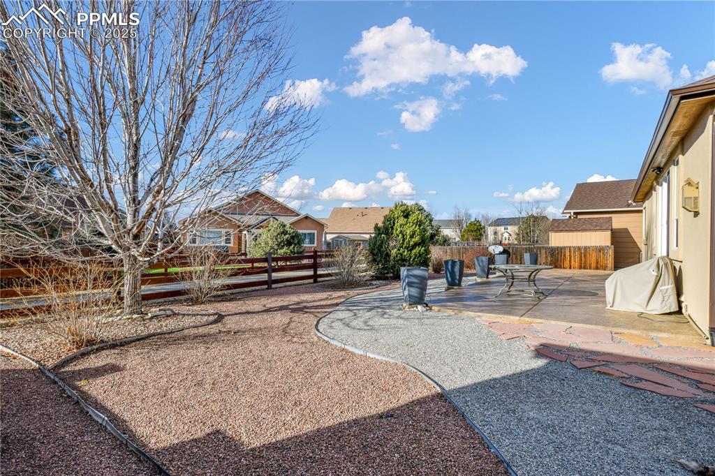 Image 48 of 50: Yard