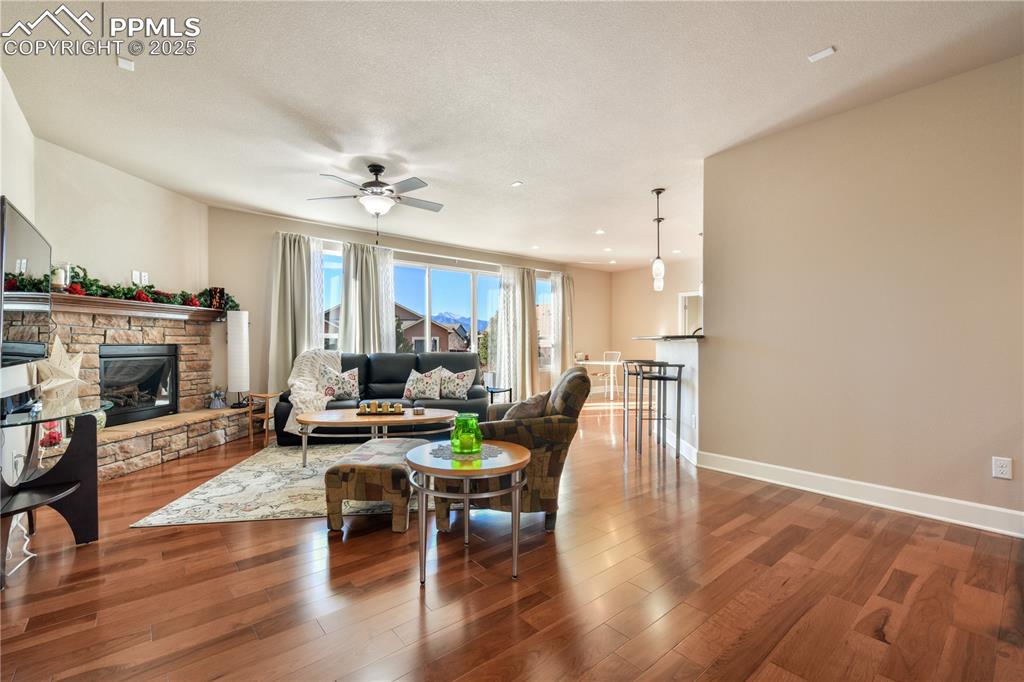 Image 5 of 50: Living Room