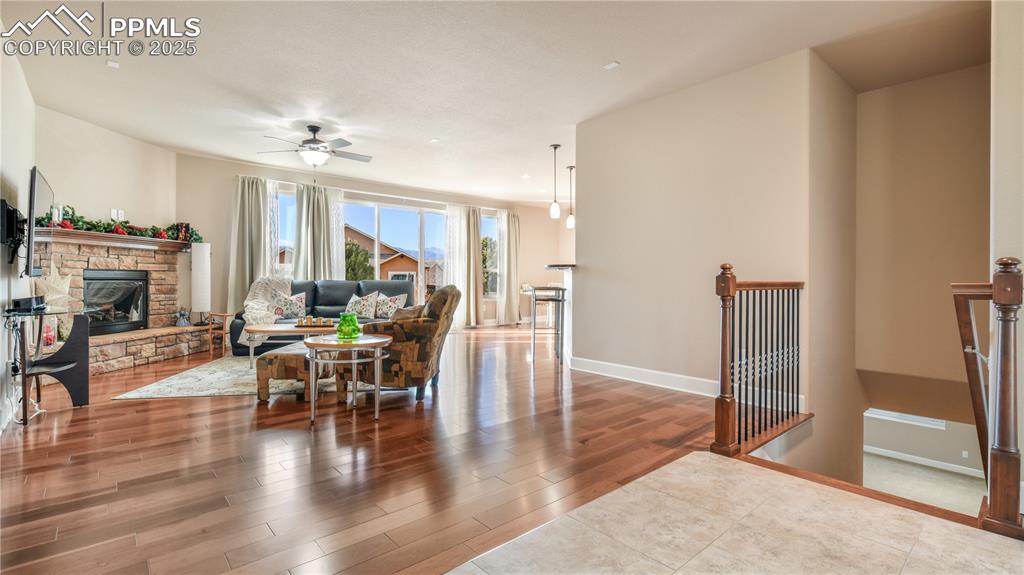 Image 6 of 50: Living Room