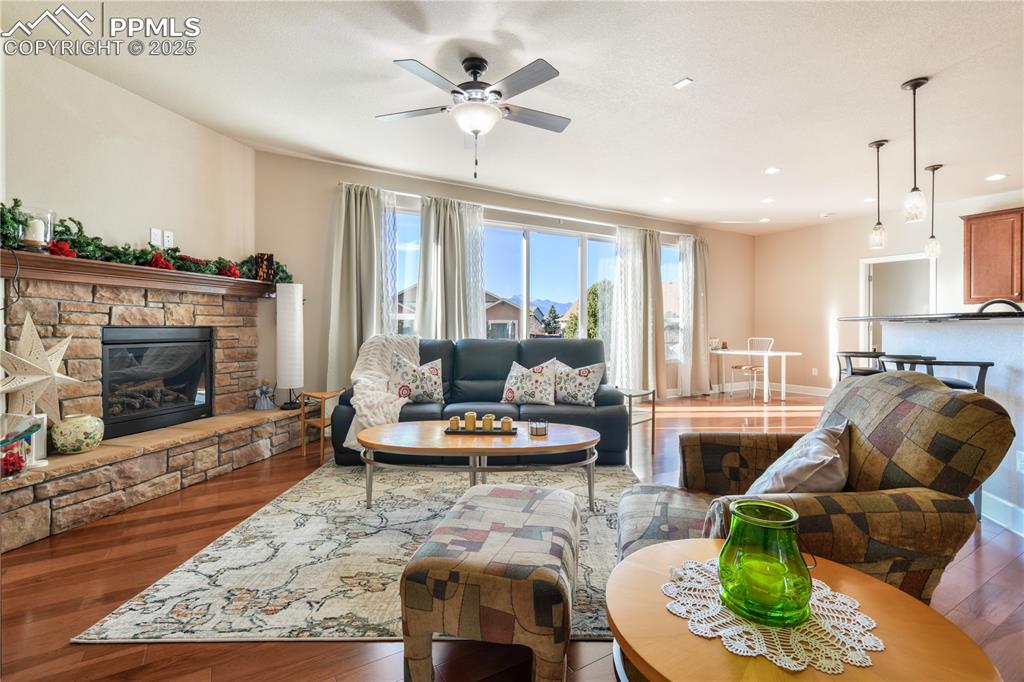 Image 7 of 50: Living Room