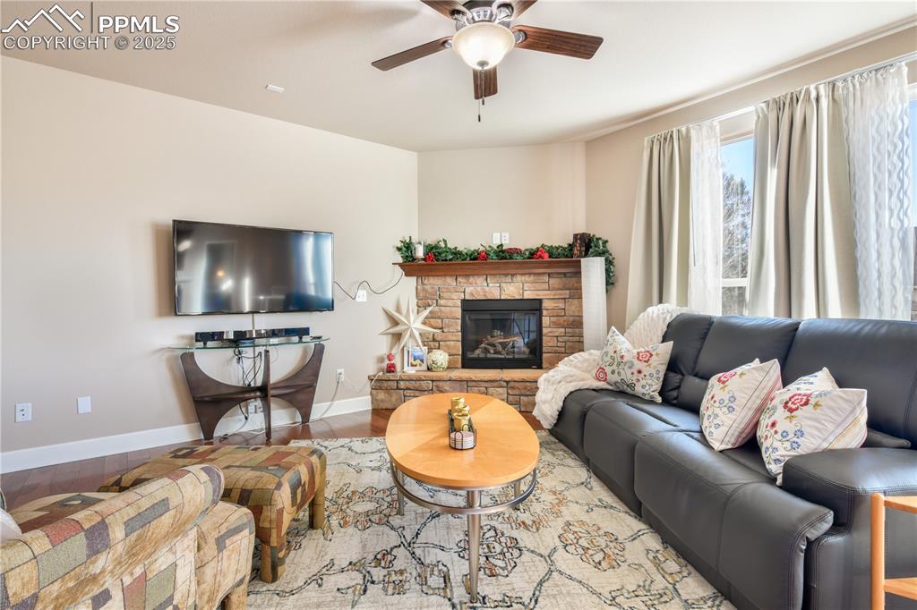 Image 8 of 50: Living Room