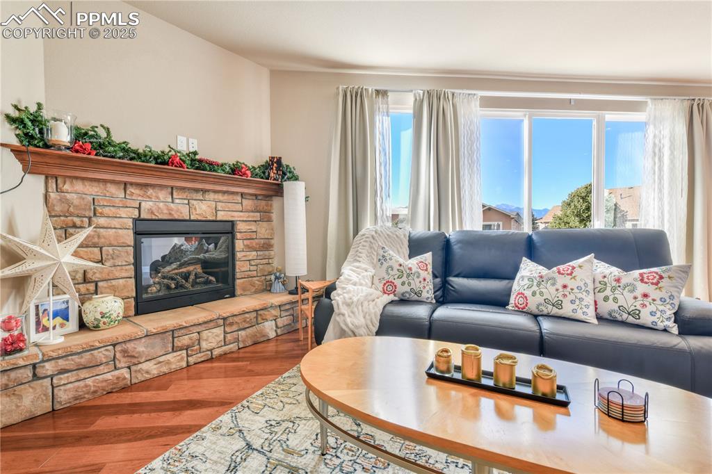 Image 9 of 50: Living Room