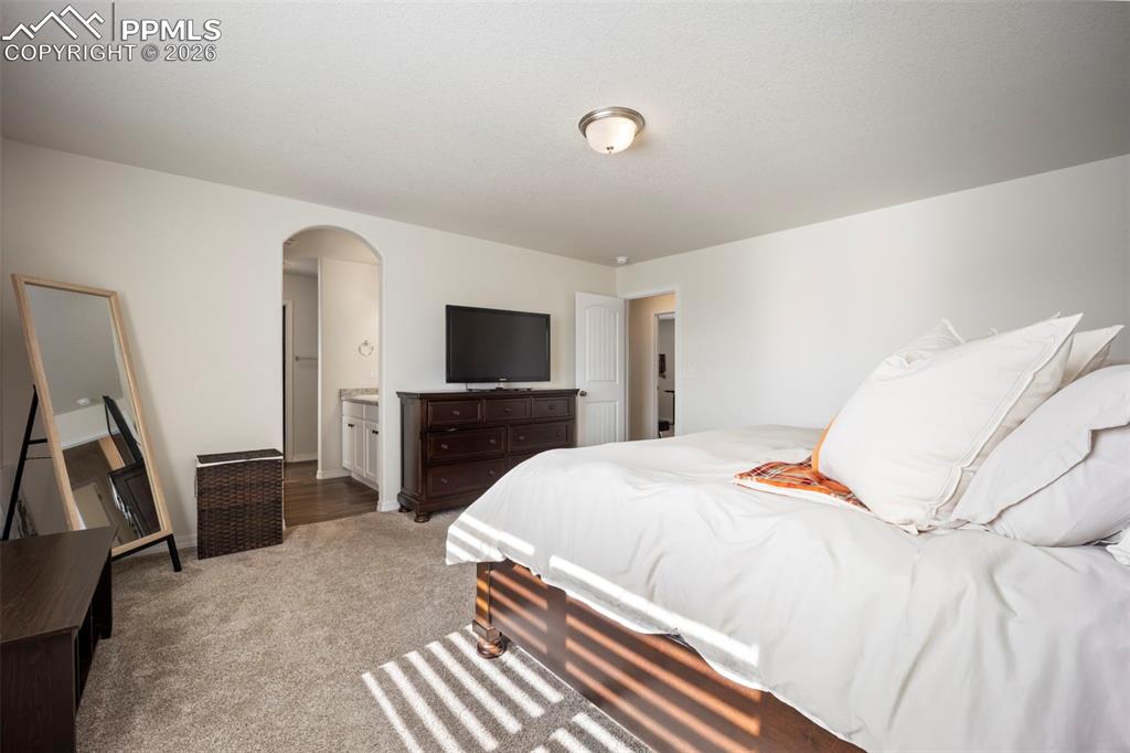 Image 19 of 38: Master with adjoining bathroom/walk-in closet