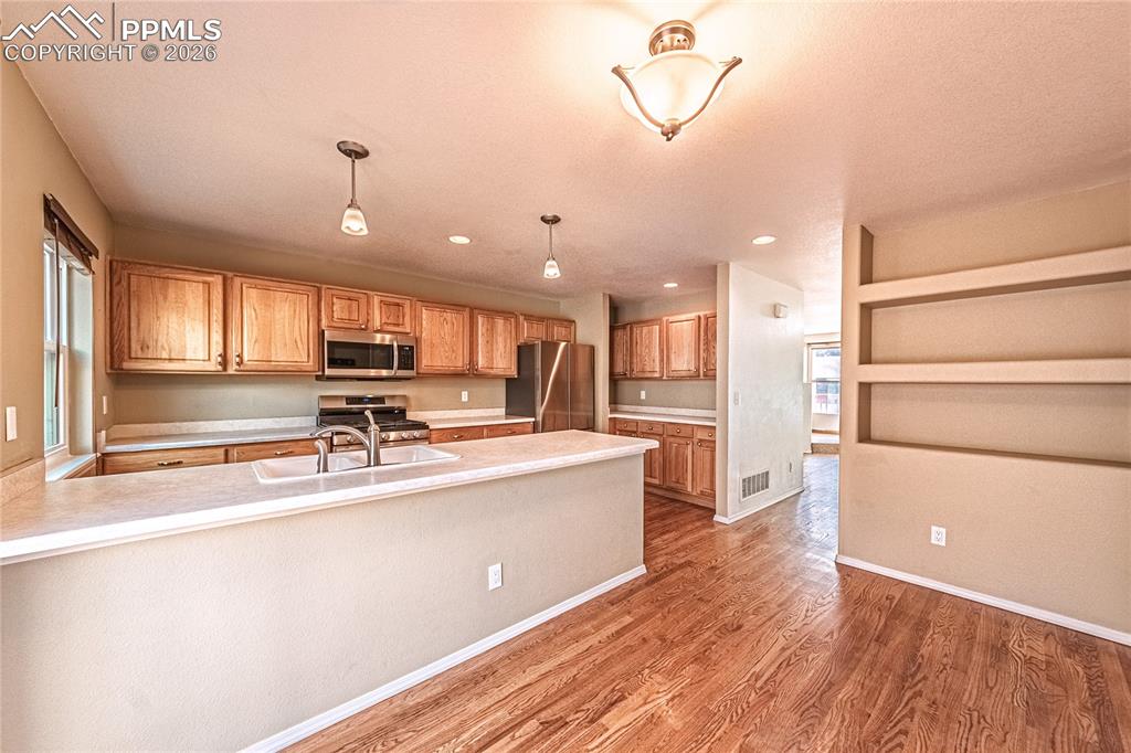 Image 14 of 41: Kitchen