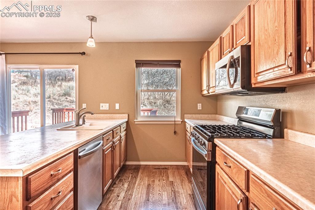 Image 15 of 41: Kitchen