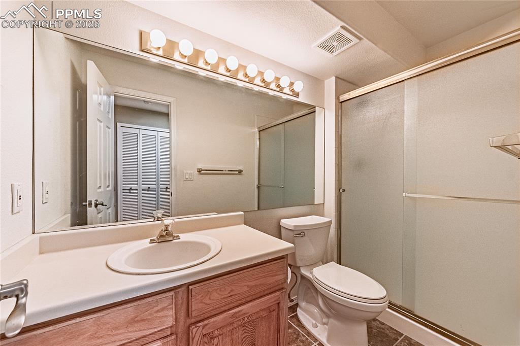 Image 22 of 41: Bathroom