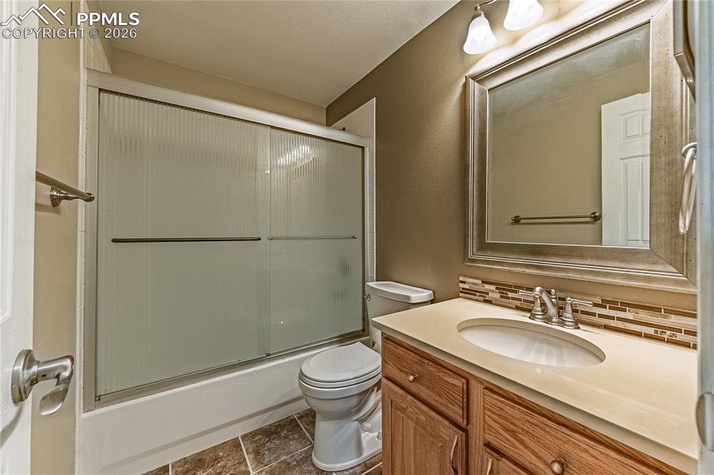 Image 34 of 41: Bathroom