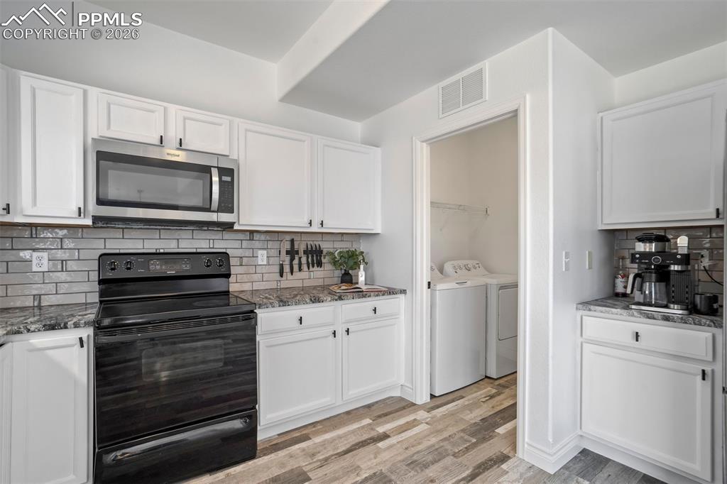 Image 14 of 46: Kitchen