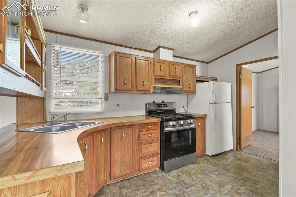 Image 12 of 29: Kitchen