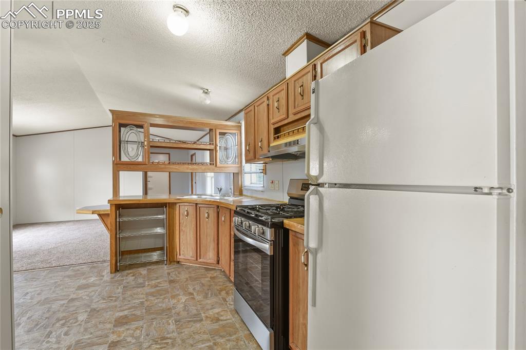Image 13 of 29: Kitchen