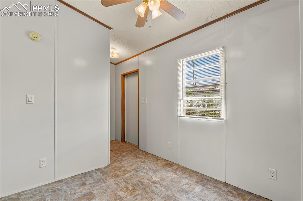 Image 14 of 29: Dining area near side entry