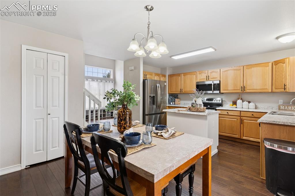 Image 15 of 32: Kitchen