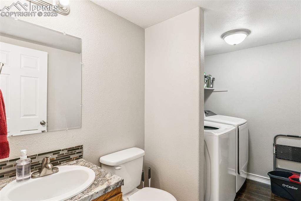 Image 16 of 32: Bathroom
