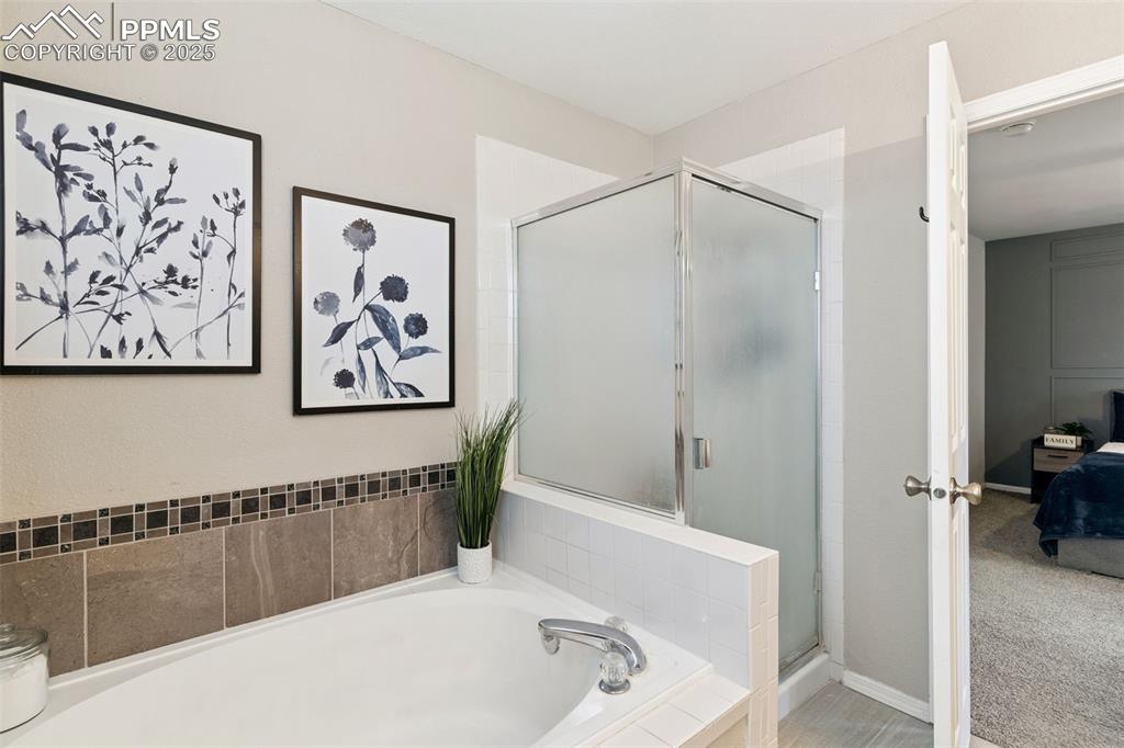 Image 21 of 32: Bathroom