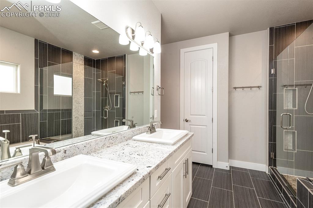 Image 19 of 46: Bathroom