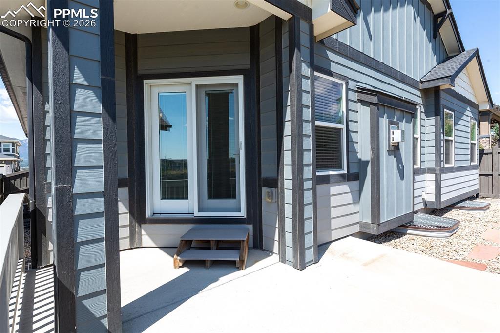 Image 32 of 46: Entry