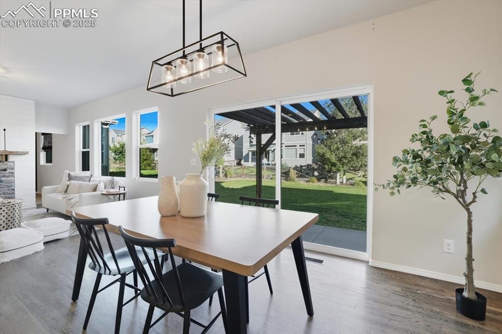 Image 10 of 42: Dining Area
