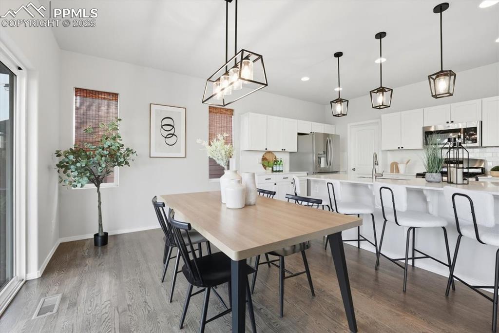 Image 11 of 42: Dining Area