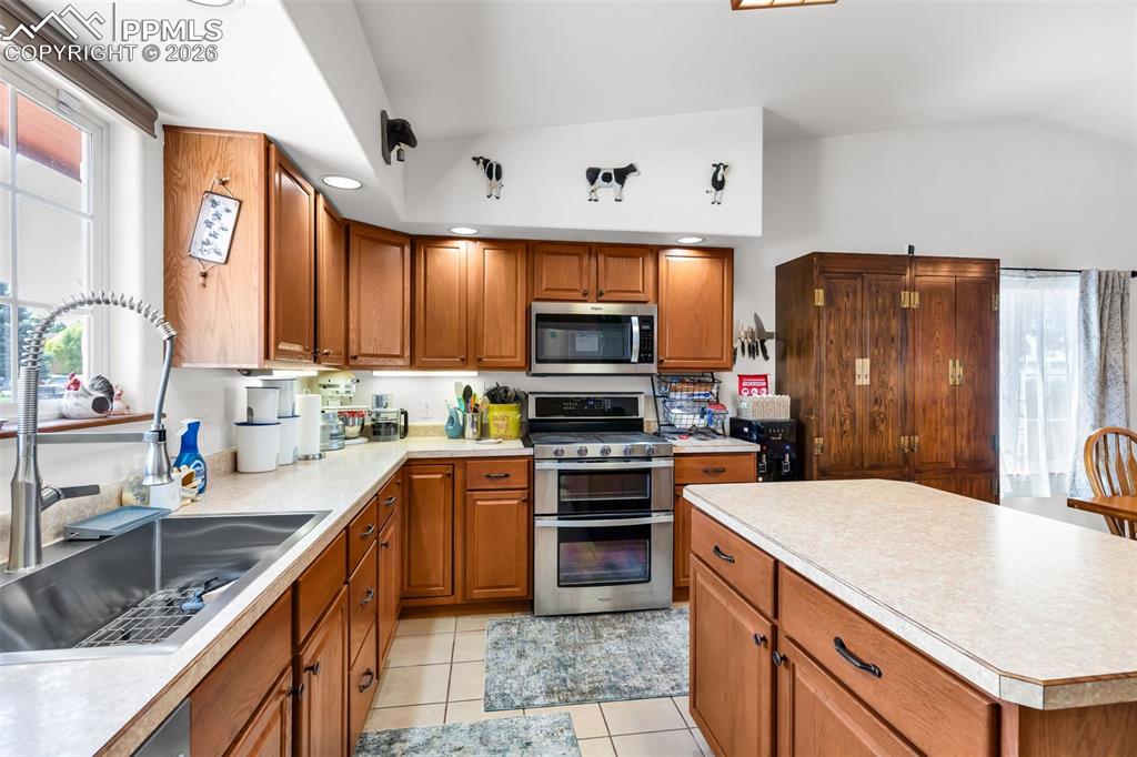 Image 10 of 42: Kitchen