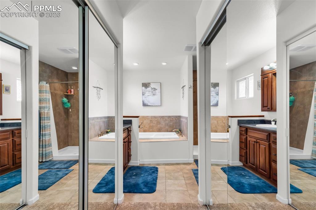 Image 22 of 42: Bathroom