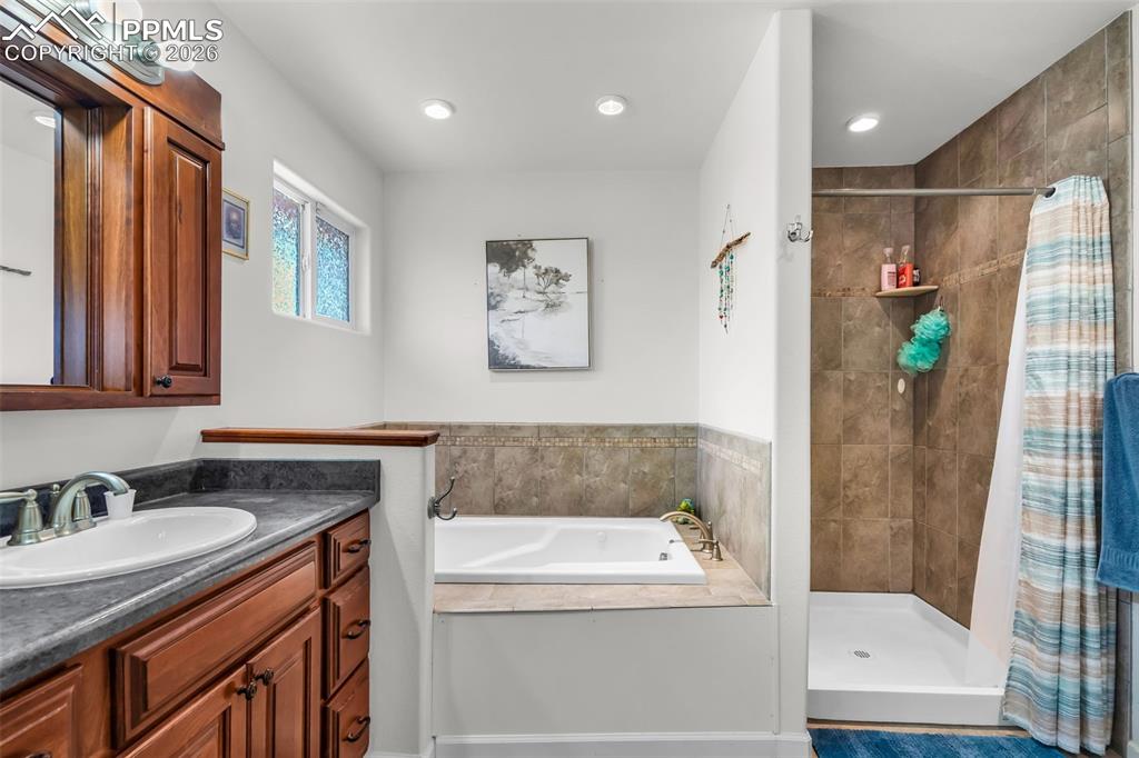 Image 23 of 42: Bathroom