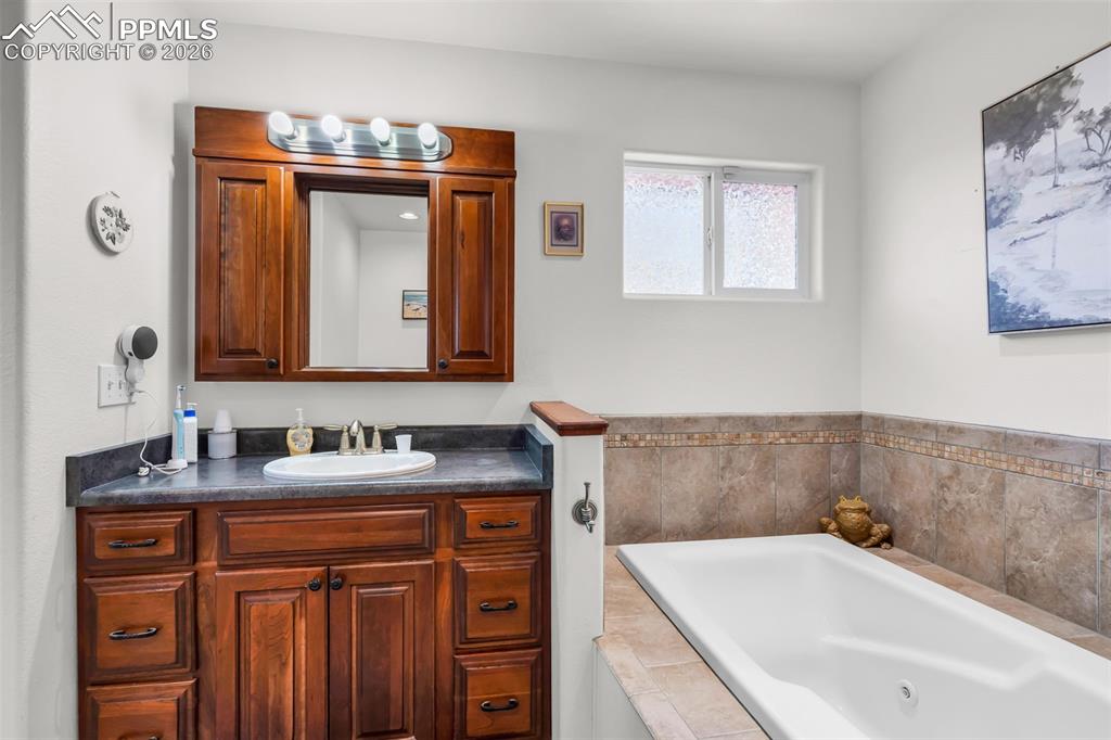 Image 24 of 42: Bathroom