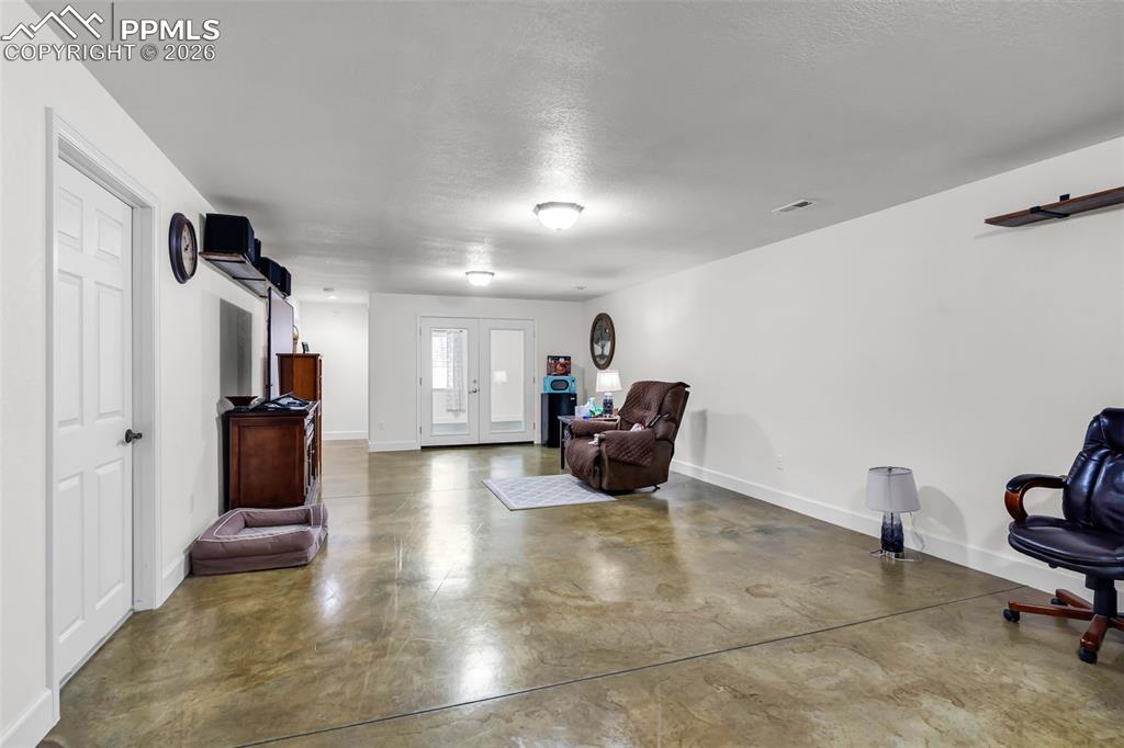 Image 25 of 42: Sitting Room