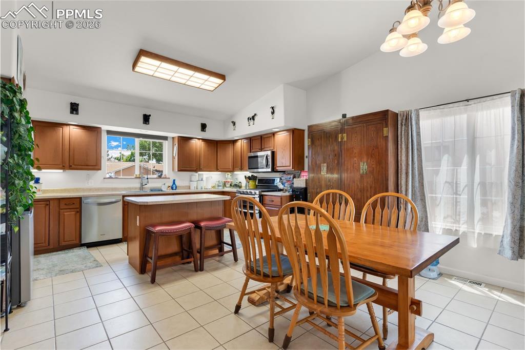 Image 5 of 42: Dining Area