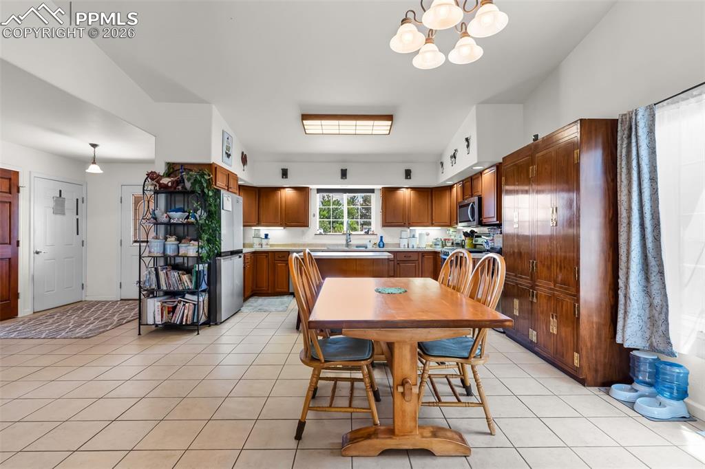 Image 6 of 42: Dining Area