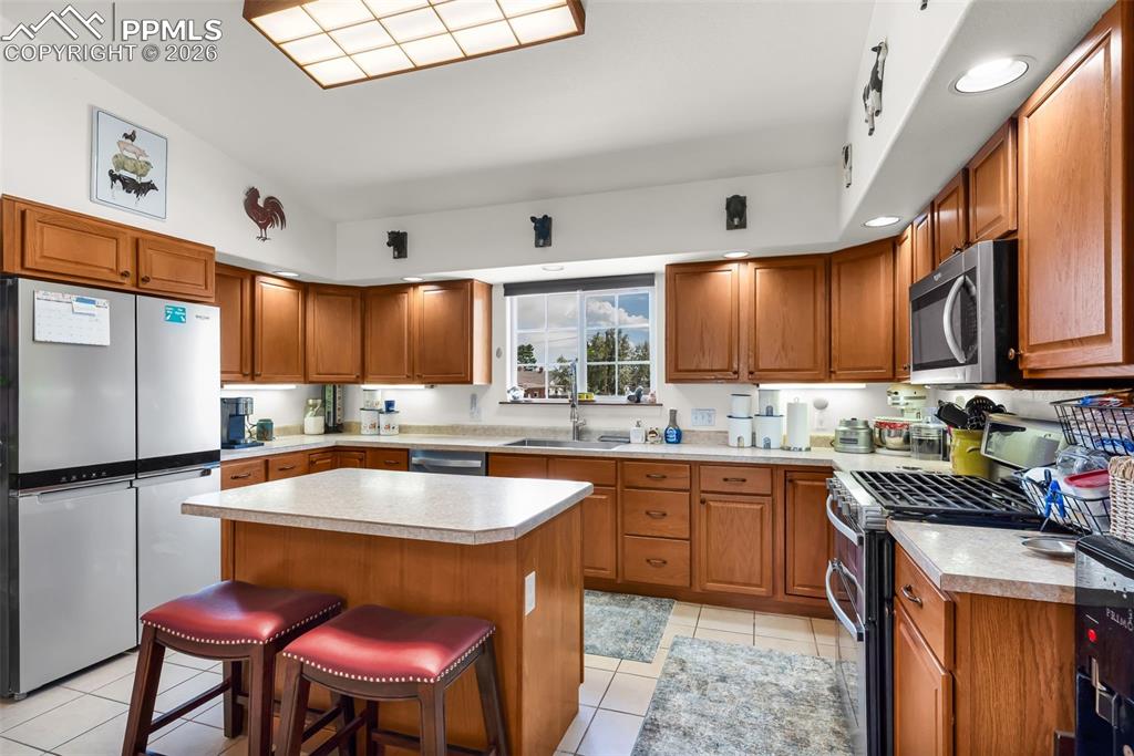 Image 7 of 42: Kitchen