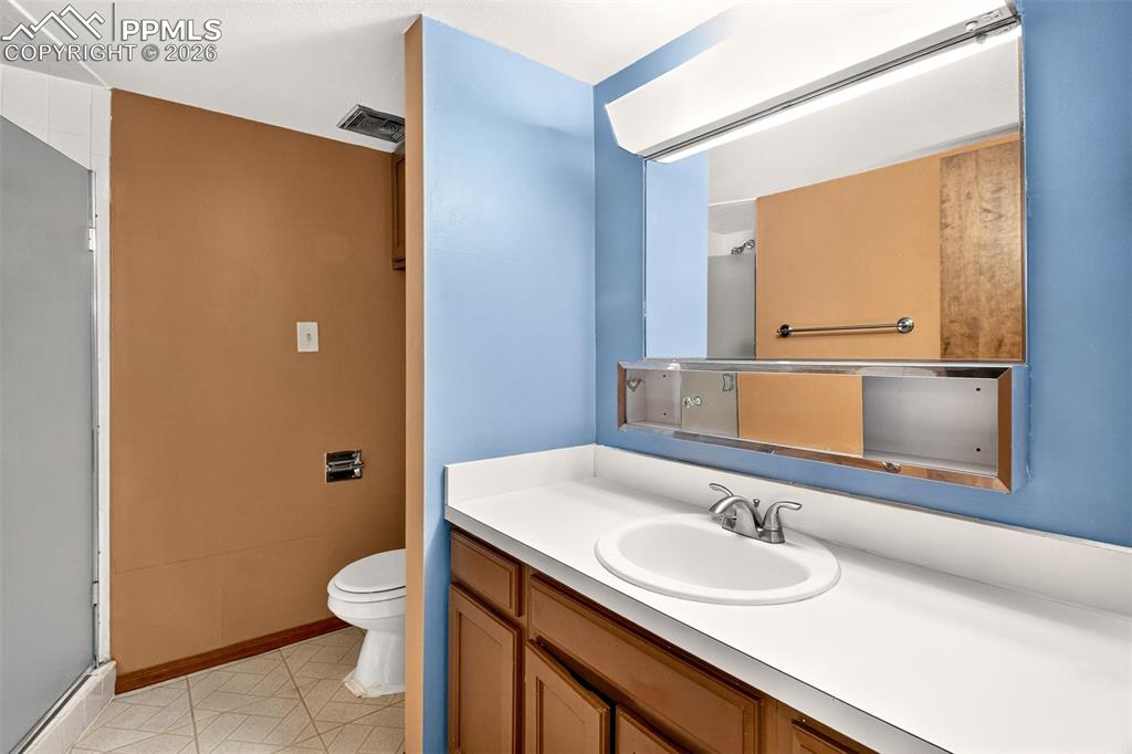 Image 18 of 36: Bathroom