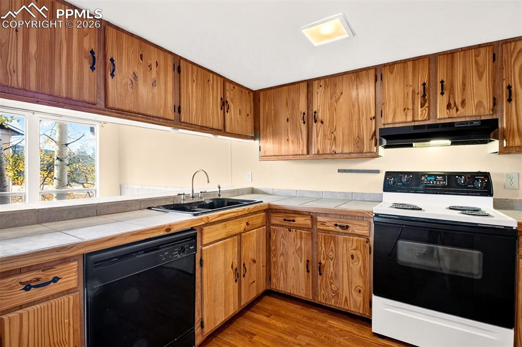 Image 6 of 36: Kitchen